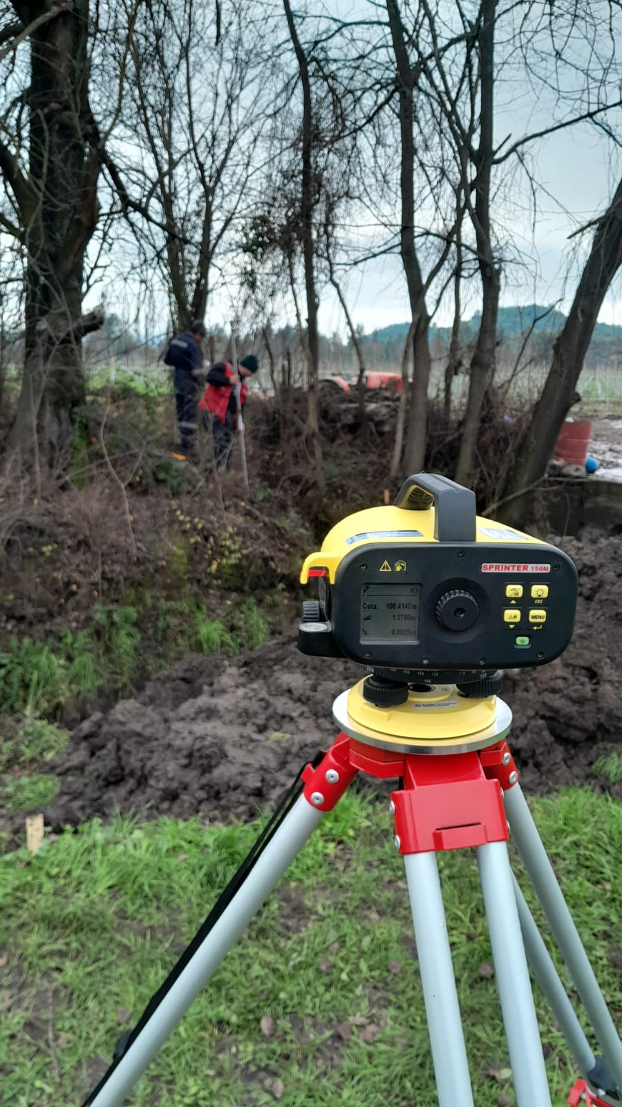 Topógrafo Geo-Vermac en terreno con nivel Leica Sprinter