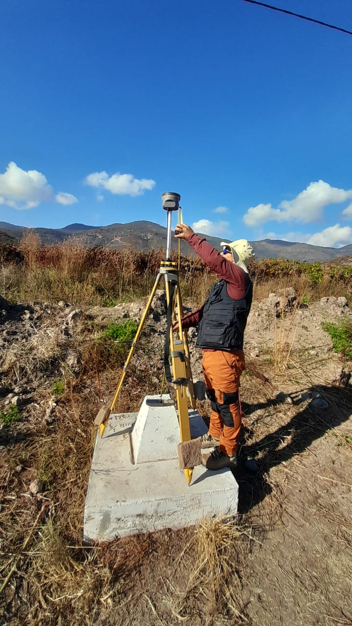 Equipo topográfico Geo-Vermac en terreno