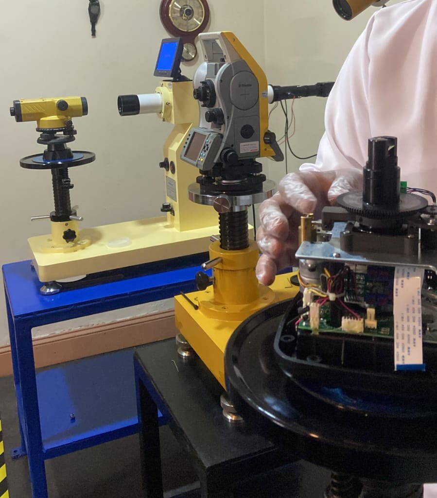 Técnico calibrando instrumento topográfico
