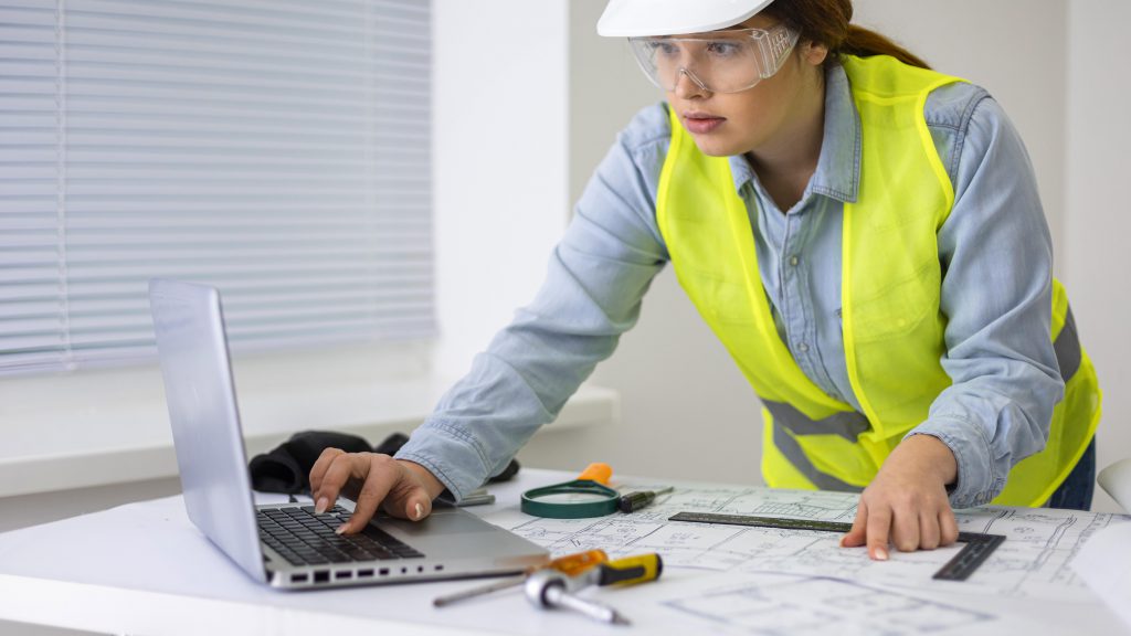 Profesional revisando documentos técnicos SAG
