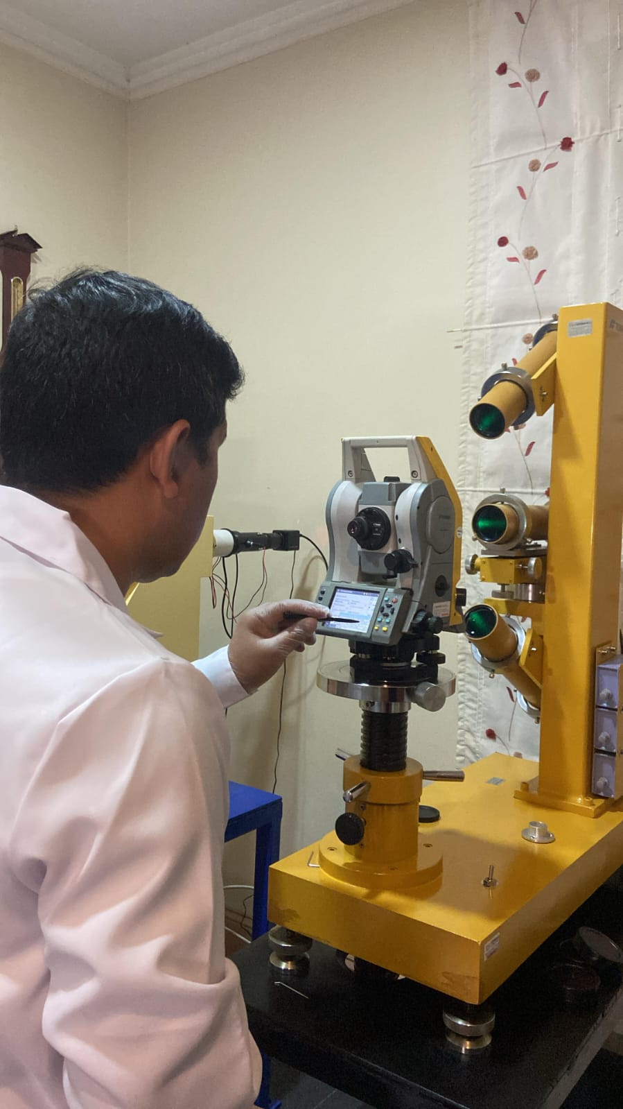 Técnico realizando calibración